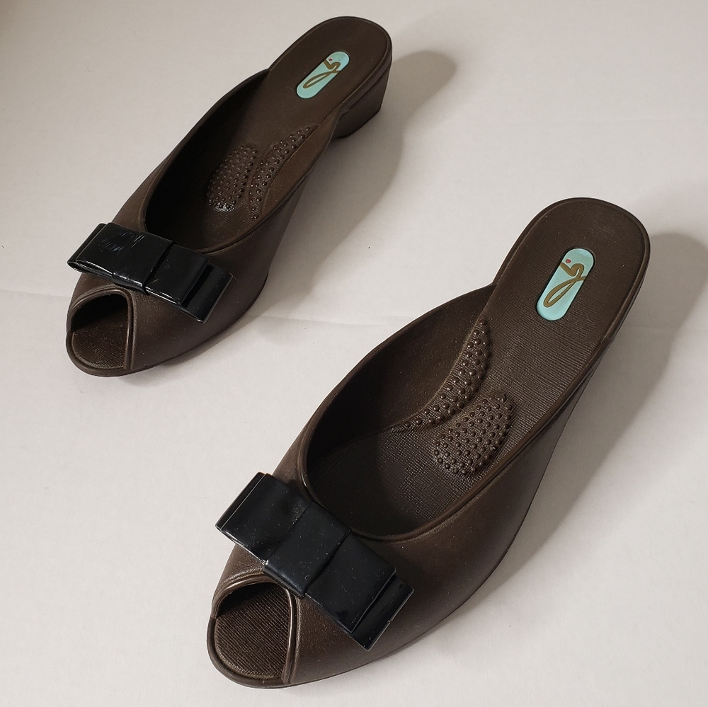 Oka B. waterproof wedge sandals, sz Medium, bow